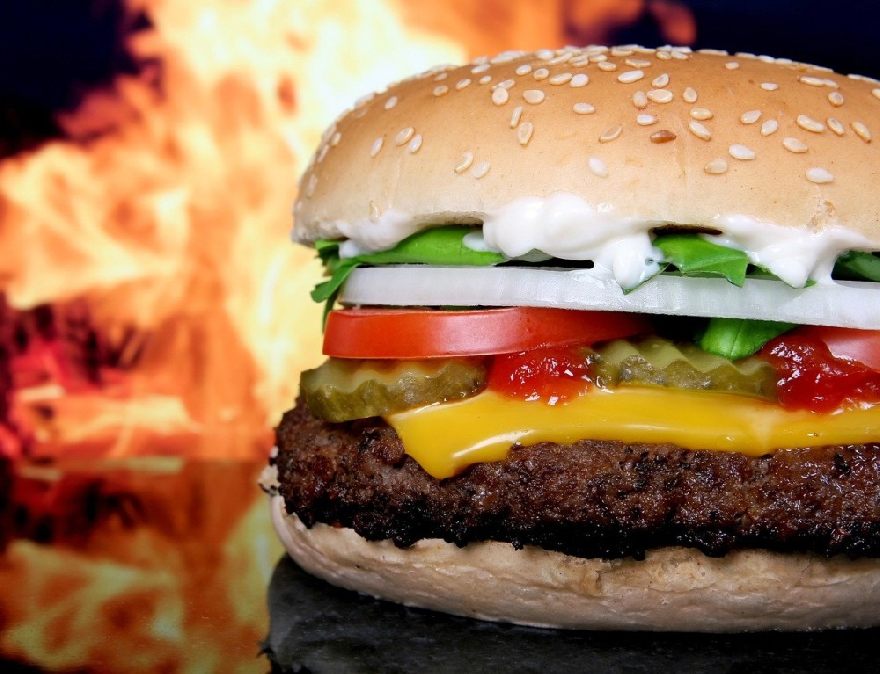 leckerer Burger mit flammen im Hintergrund wie beim Restaurant, Imbiss California mit leckeren Burgern, Döner und Pizza sowie Lieferservice in Uelzen.
